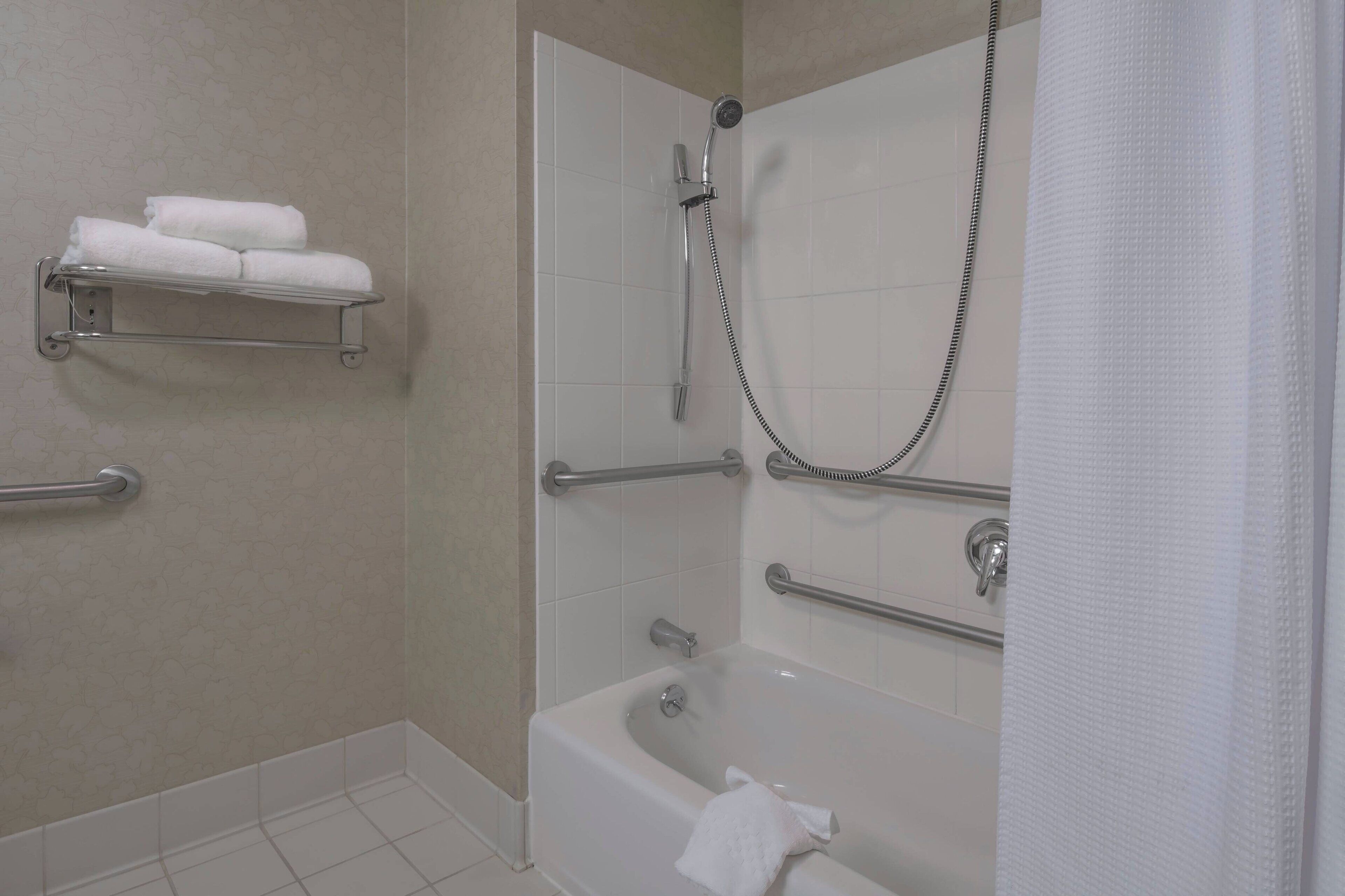 combined shower/bathtub, hair dryer, towels