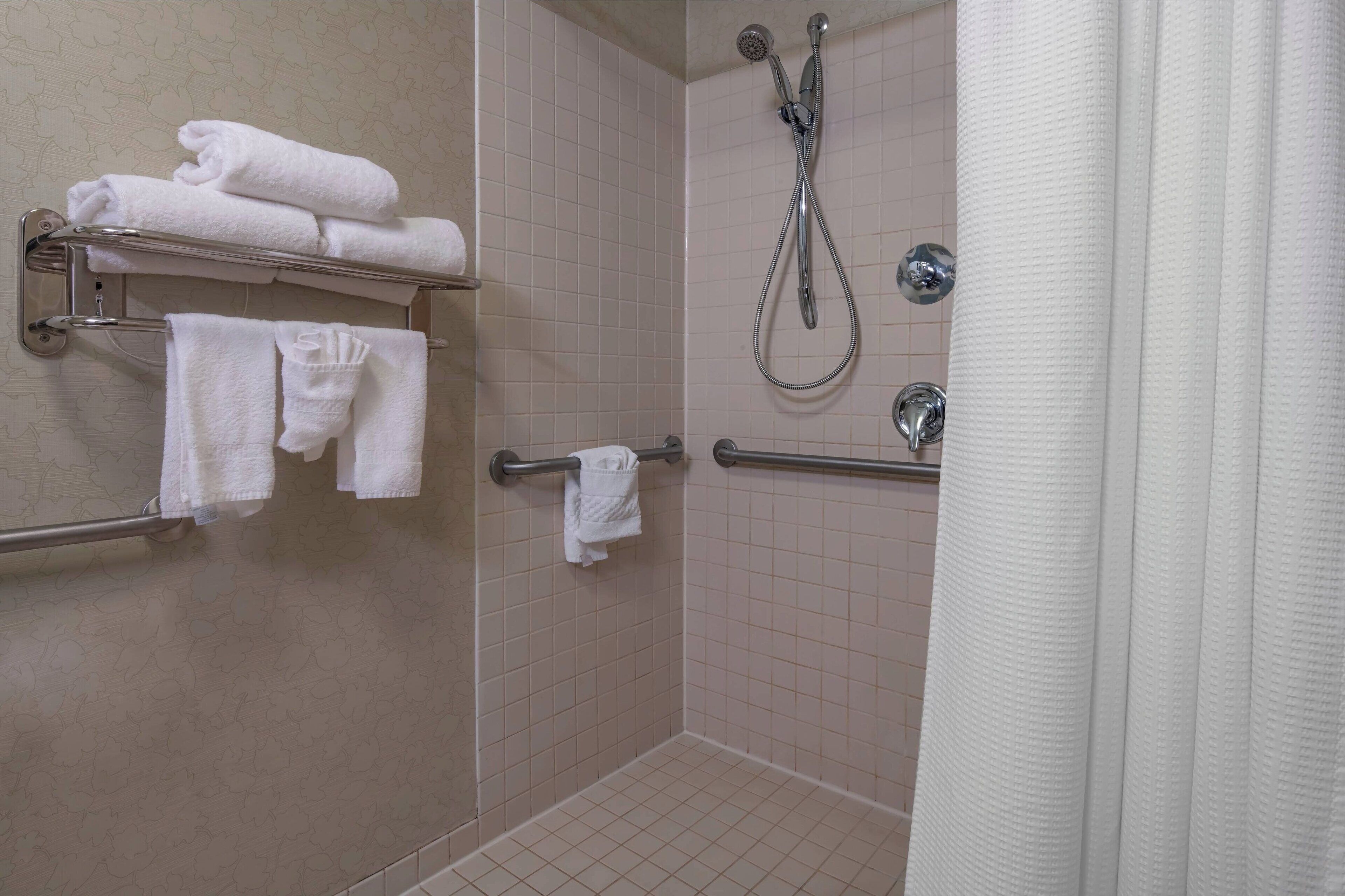 combined shower/bathtub, hair dryer, towels