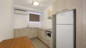 Self Contained Unit | Private kitchen | Fridge, microwave, coffee/tea maker, electric kettle