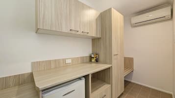 Executive King Room | Private kitchenette | Fridge, microwave, coffee/tea maker, electric kettle
