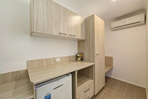 Executive King Room | Private kitchenette - Smart Motel Bert Hinkler (Millbank)