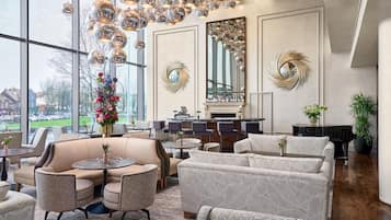 Daily cooked-to-order breakfast (EUR 24 per person)