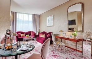 Minibar, in-room safe, desk, blackout curtains - The G Hotel and Spa (Galway)