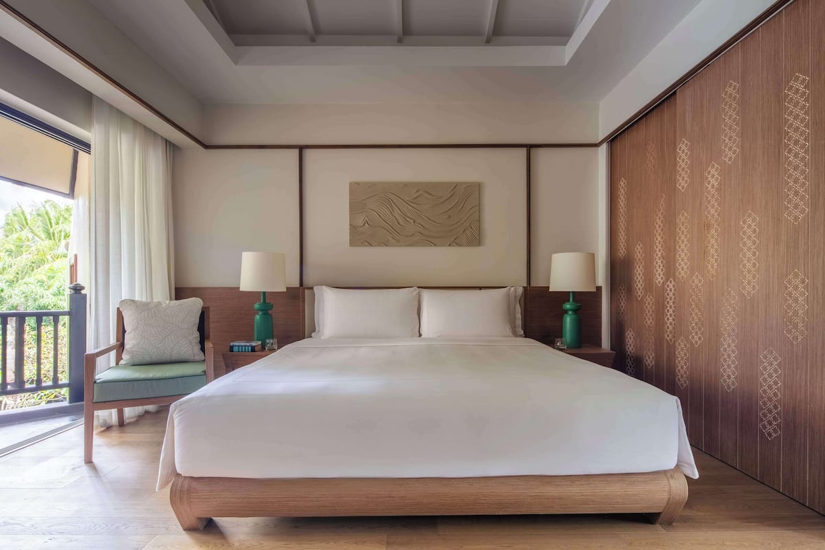 Premier Garden View Room | Draps en coton égyptien, literie de qualité, minibar, coffre-fort