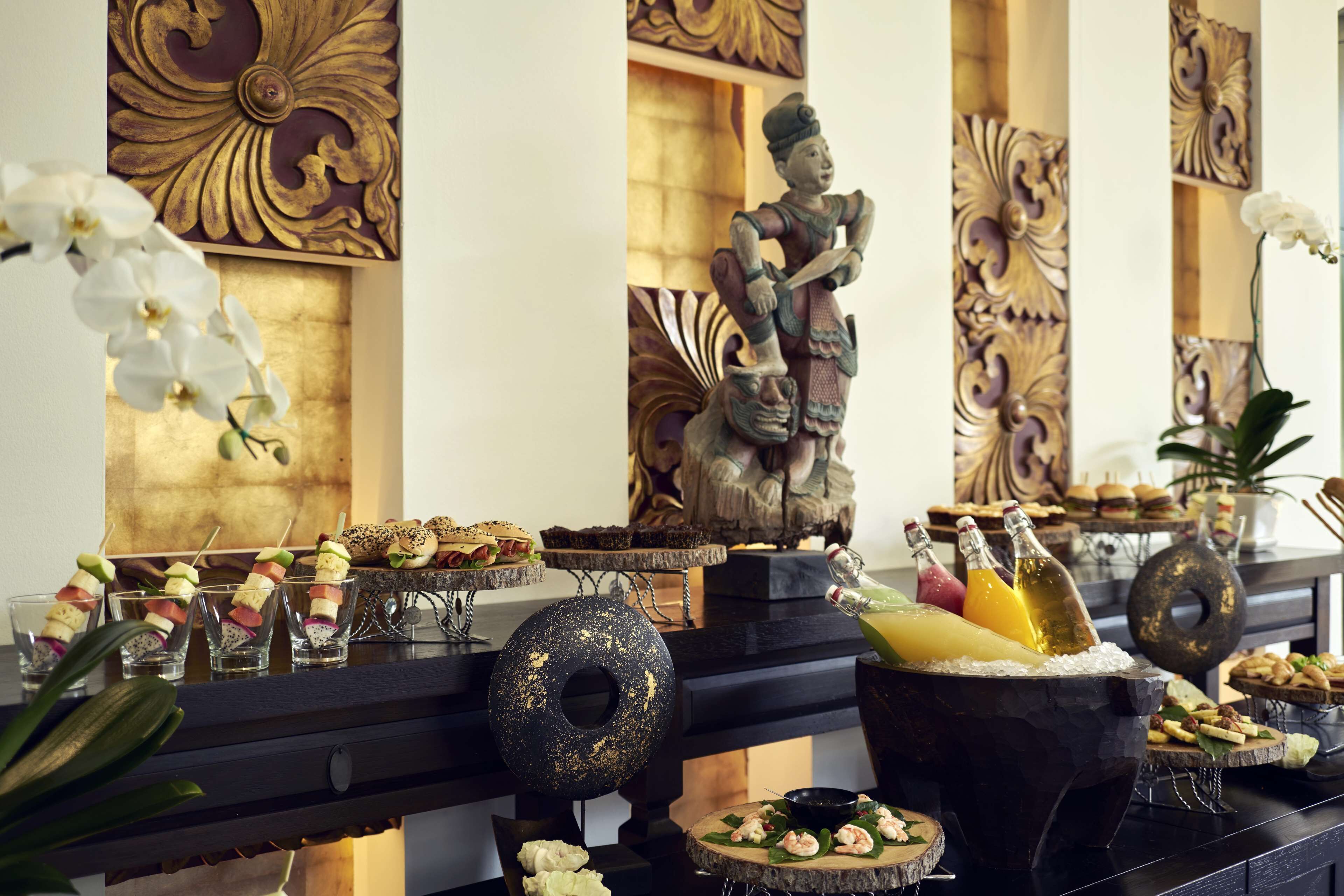 2 restaurants, breakfast served