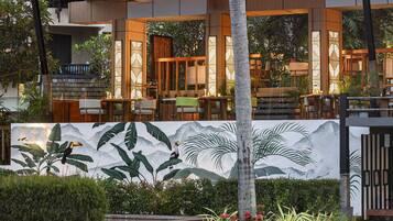 2 restaurants, breakfast served