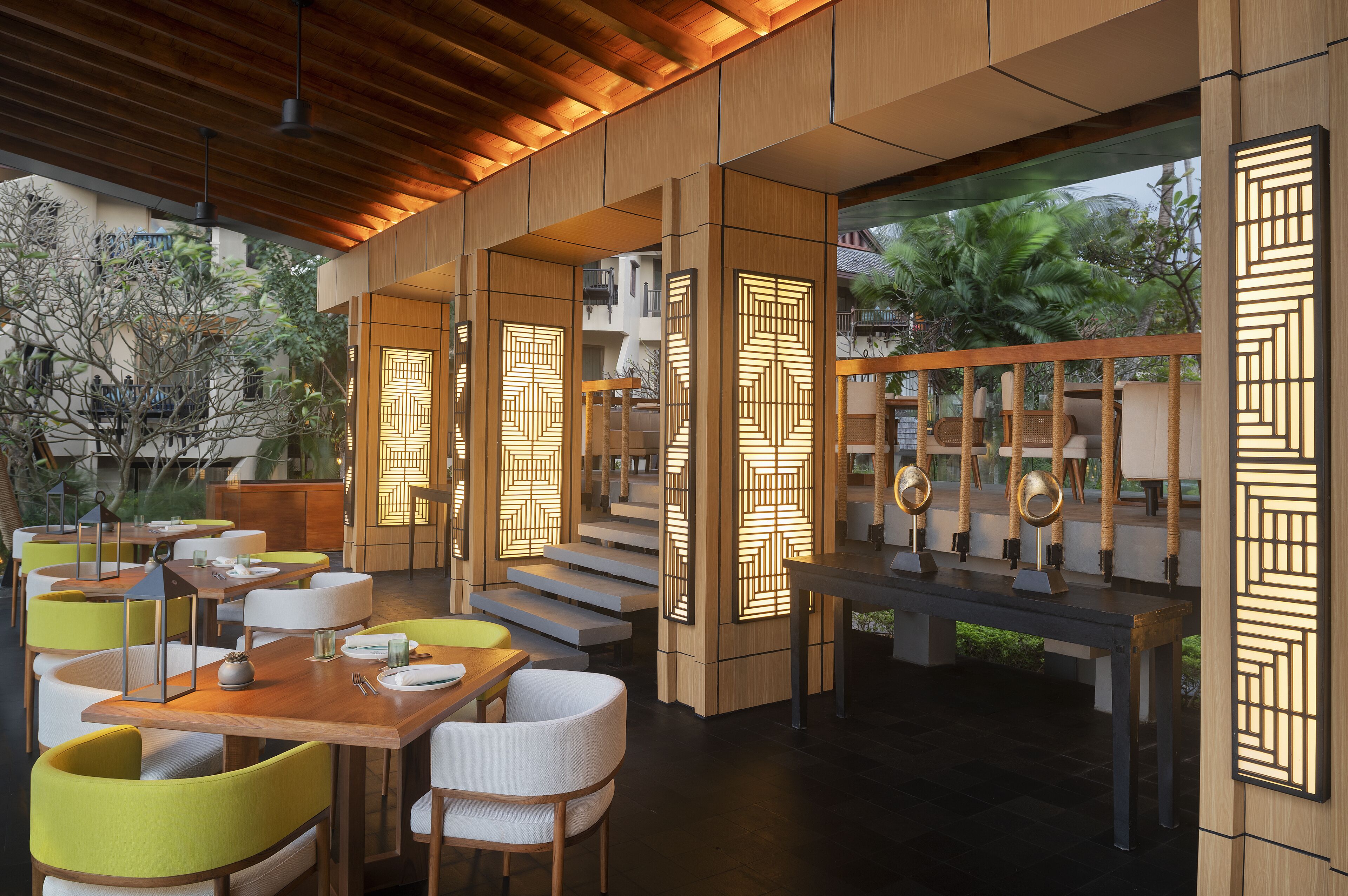 2 restaurants, breakfast served