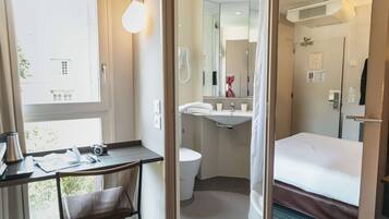 Een douche, milieuvriendelijk toiletgerief, een haardroger, handdoeken