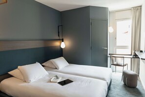 Camera Standard, 2 letti singoli | Biancheria da letto di alta qualità, una scrivania, postazione laptop