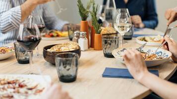 Aperto a colazione, pranzo e cena, cucina regionale