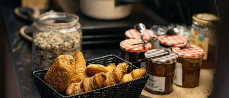 Desayuno buffet diario (EUR 13.90 por persona)