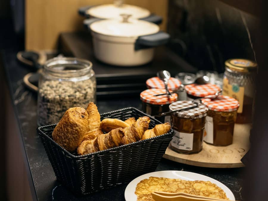 Sarapan prasmanan setiap hari dengan biaya tambahan