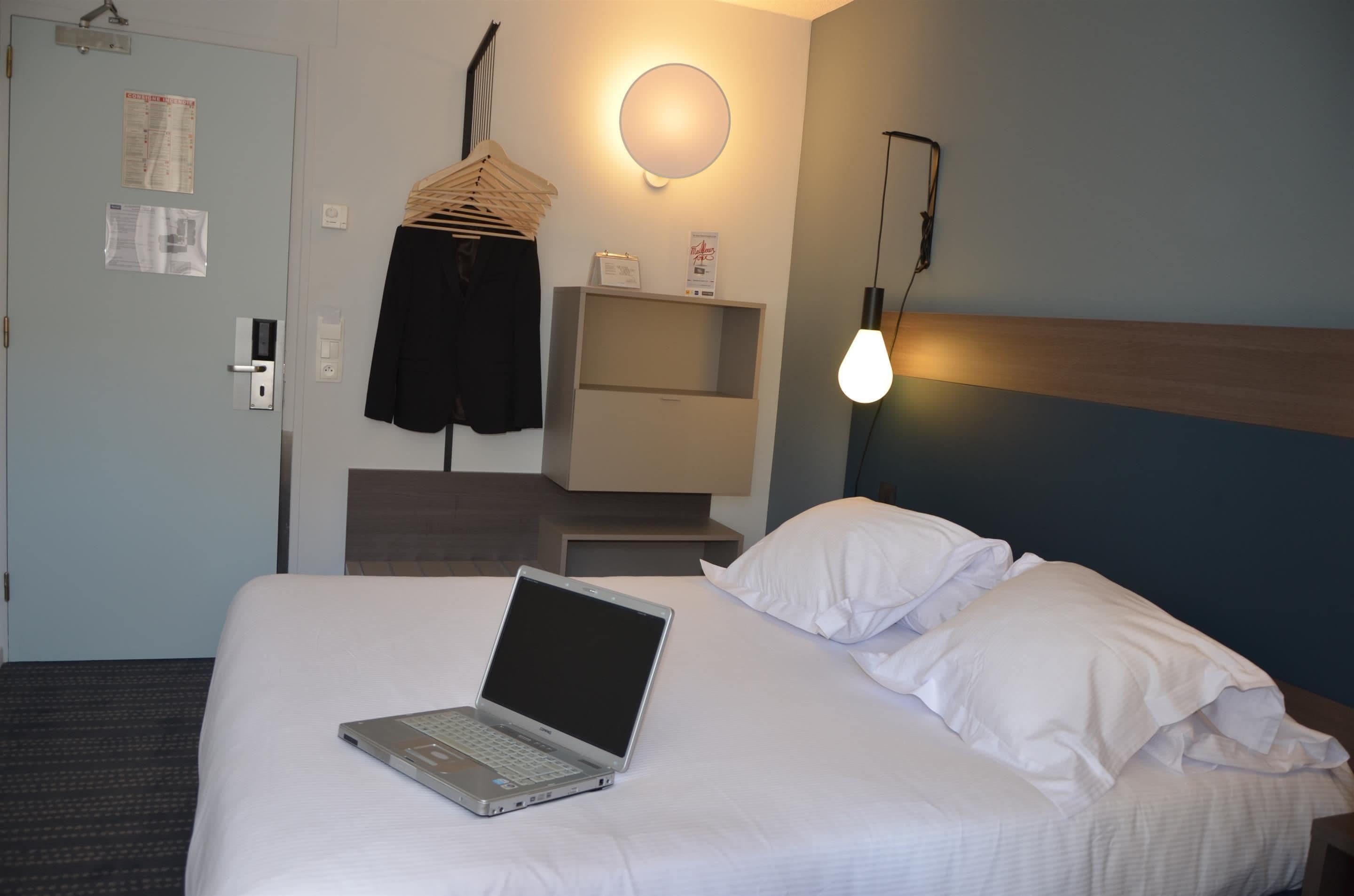 standard room, 1 double bed | premium bedding, desk, laptop workspace, blackout curtains