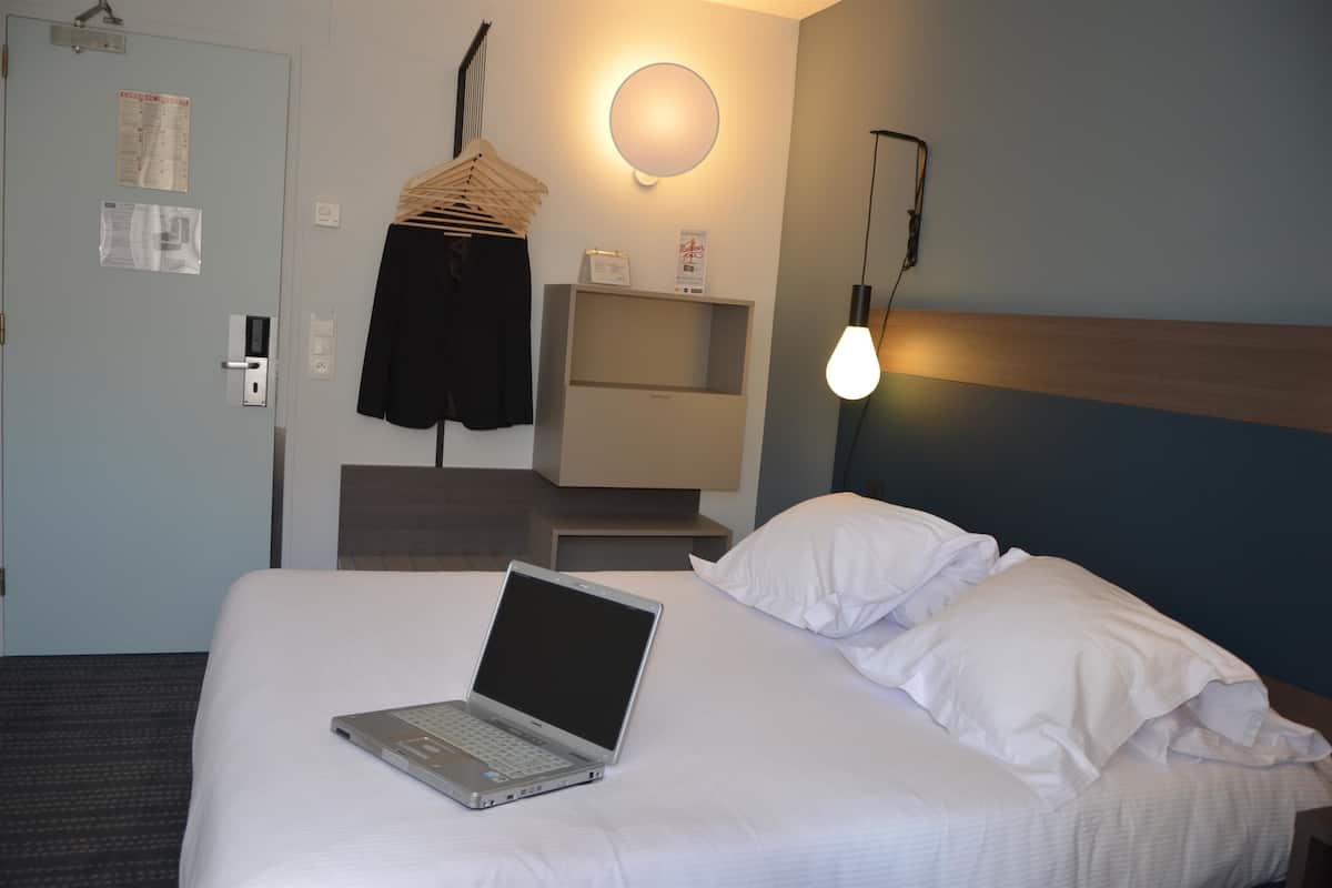 standard room, 1 double bed | premium bedding, desk, laptop workspace, blackout curtains