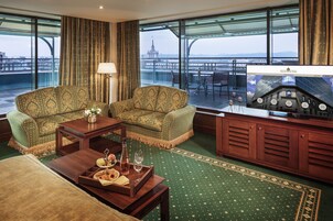 Panorama Suite on the top floor with a huge terrace | 防过敏的被褥、迷你吧、客房内保险箱、办公桌