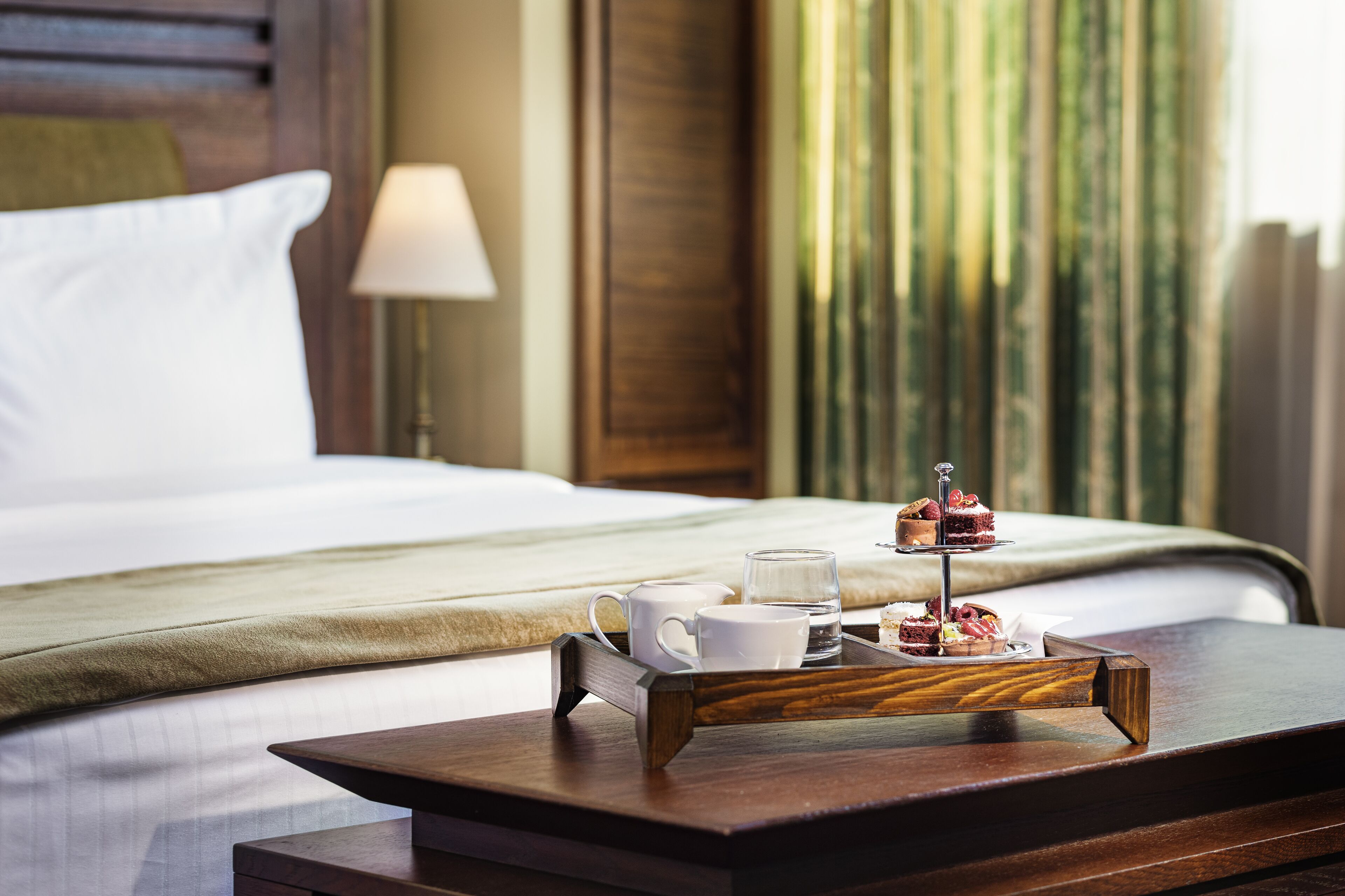 Bộ đồ giường kháng dị ứng, minibar, két bảo mật tại phòng, bàn 