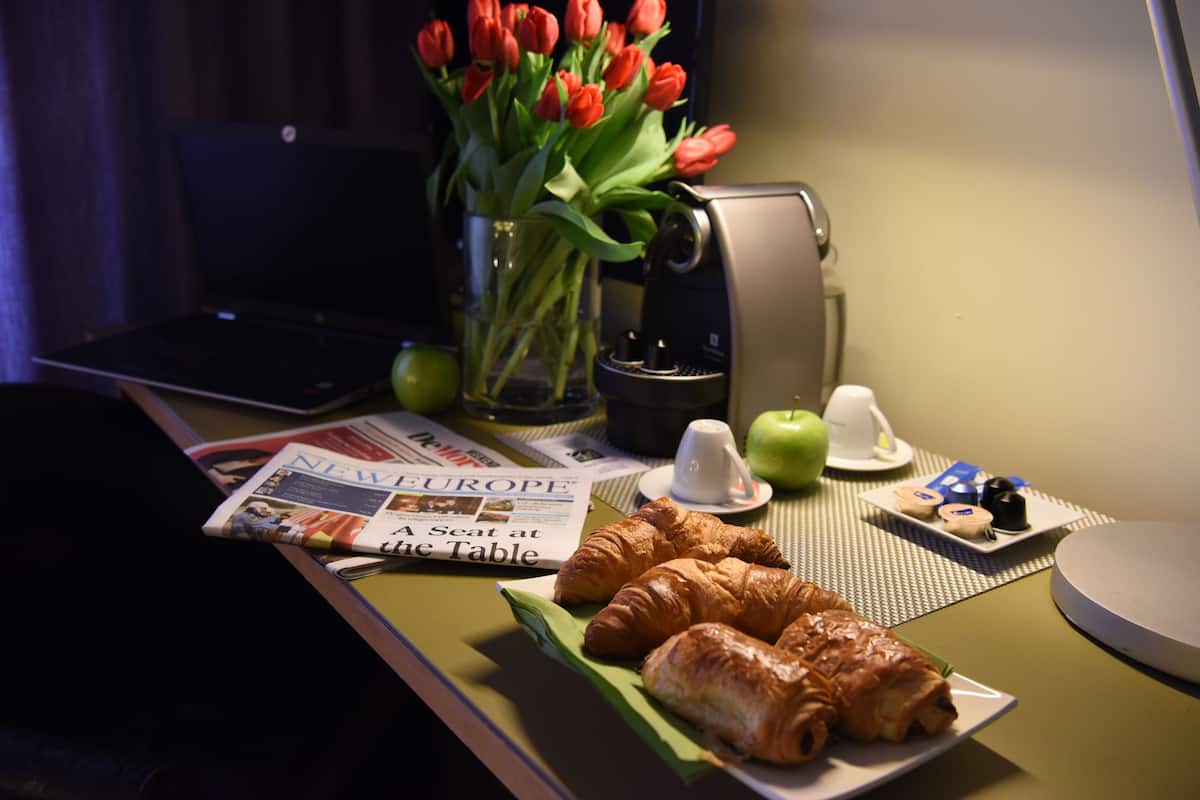 Een minibar, een kluis op de kamer, een bureau, babybedden