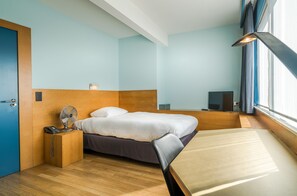 Minibaari, tallelokero huoneessa, työpöytä, vauvansängyt