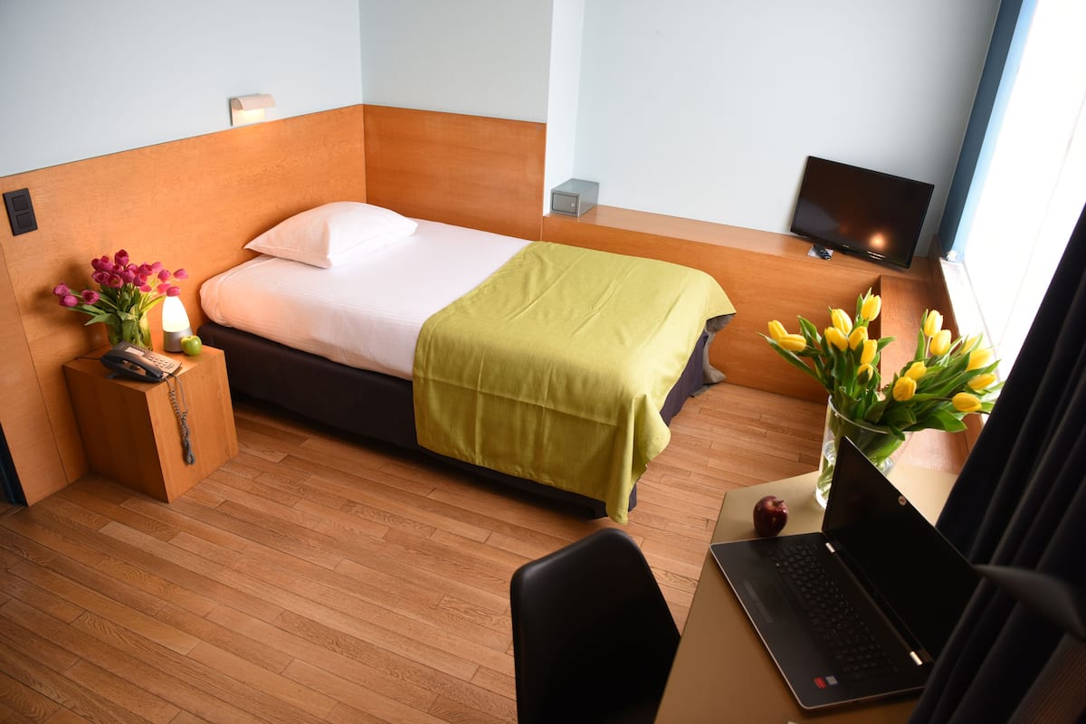 Minibar, coffres-forts dans les chambres, bureau