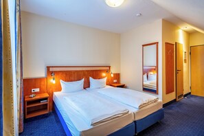 Habitación Confort | Ropa de cama hipoalergénica, escritorio y cortinas blackout 