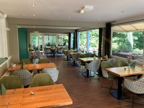 Middag serveres, uteservering 