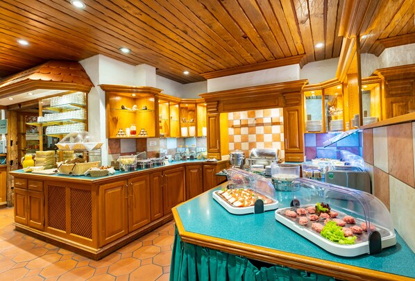 Café da manhã com buffet todos os dias (EUR 16.5 por pessoa) 
