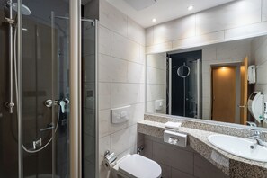 Chambre Supérieure | Salle de bain | Douche, sèche-cheveux, serviettes fournies