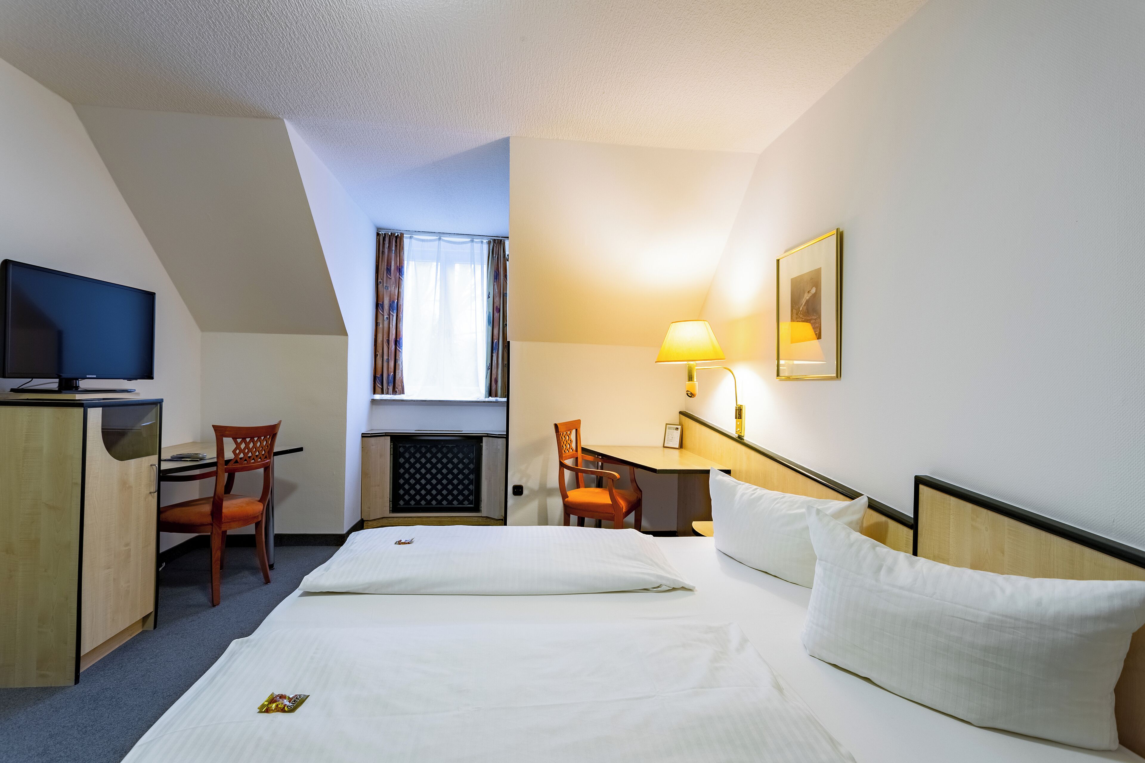 Comfort-Zimmer | Allergikerbettwaren, Zimmersafe, Schreibtisch, Verdunkelungsvorhänge