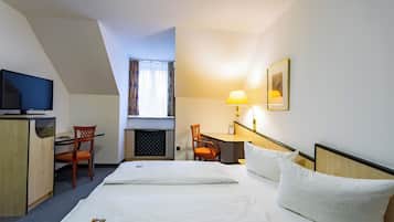 Comfort-Zimmer | Allergikerbettwaren, Zimmersafe, Schreibtisch, Verdunkelungsvorhänge