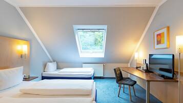 Superior-Zimmer | Allergikerbettwaren, Zimmersafe, Schreibtisch, Verdunkelungsvorhänge