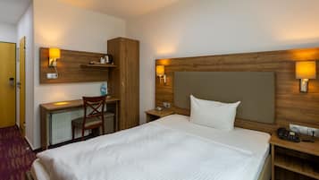 Comfort Room, 1 Queen Bed | Hypo-allergenic bedding, in-room safe, desk, blackout curtains