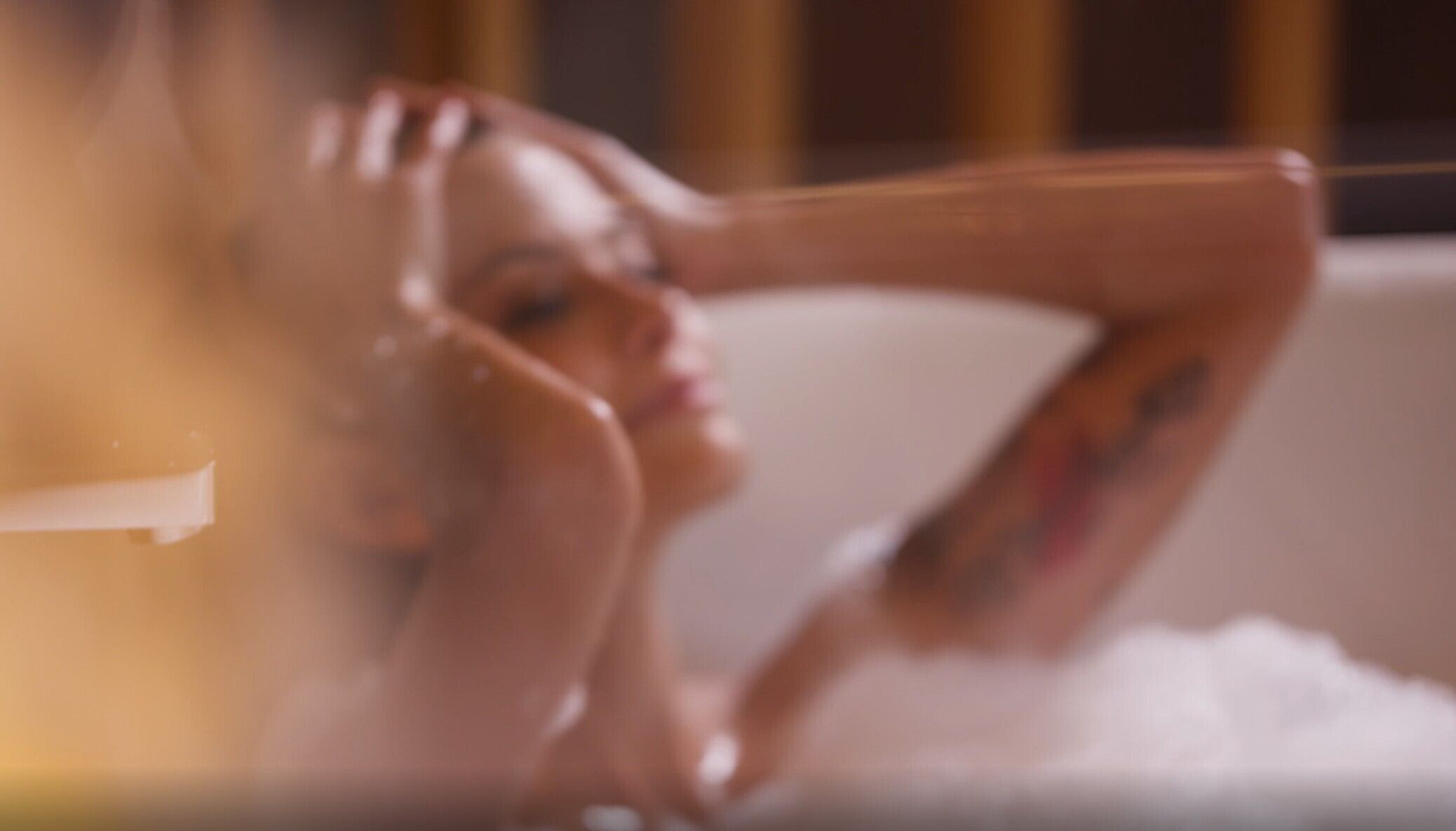 Una persona en una bañera con una toalla.