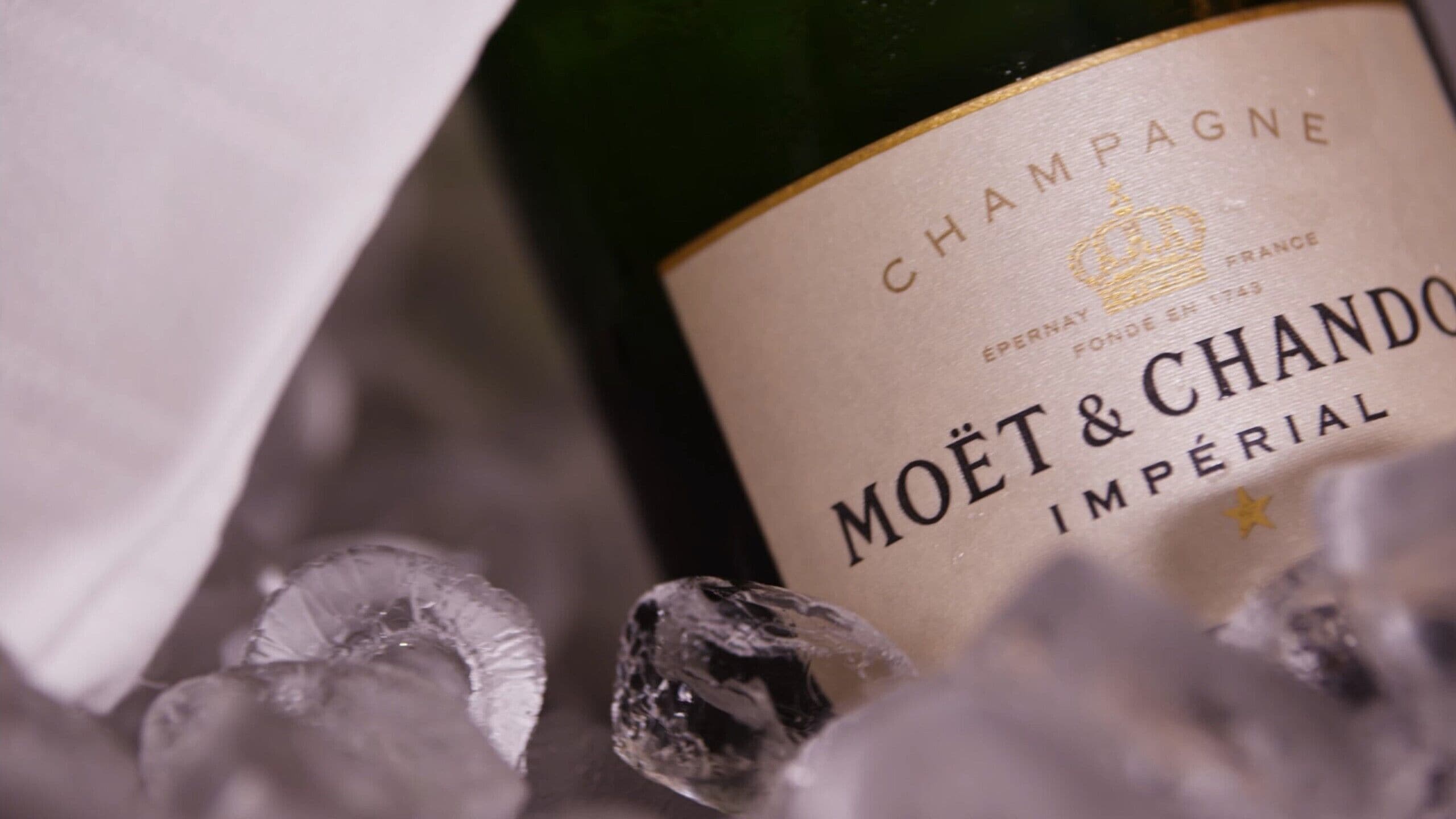 Eine Flasche Moët & Chandon Champagner in Eis.