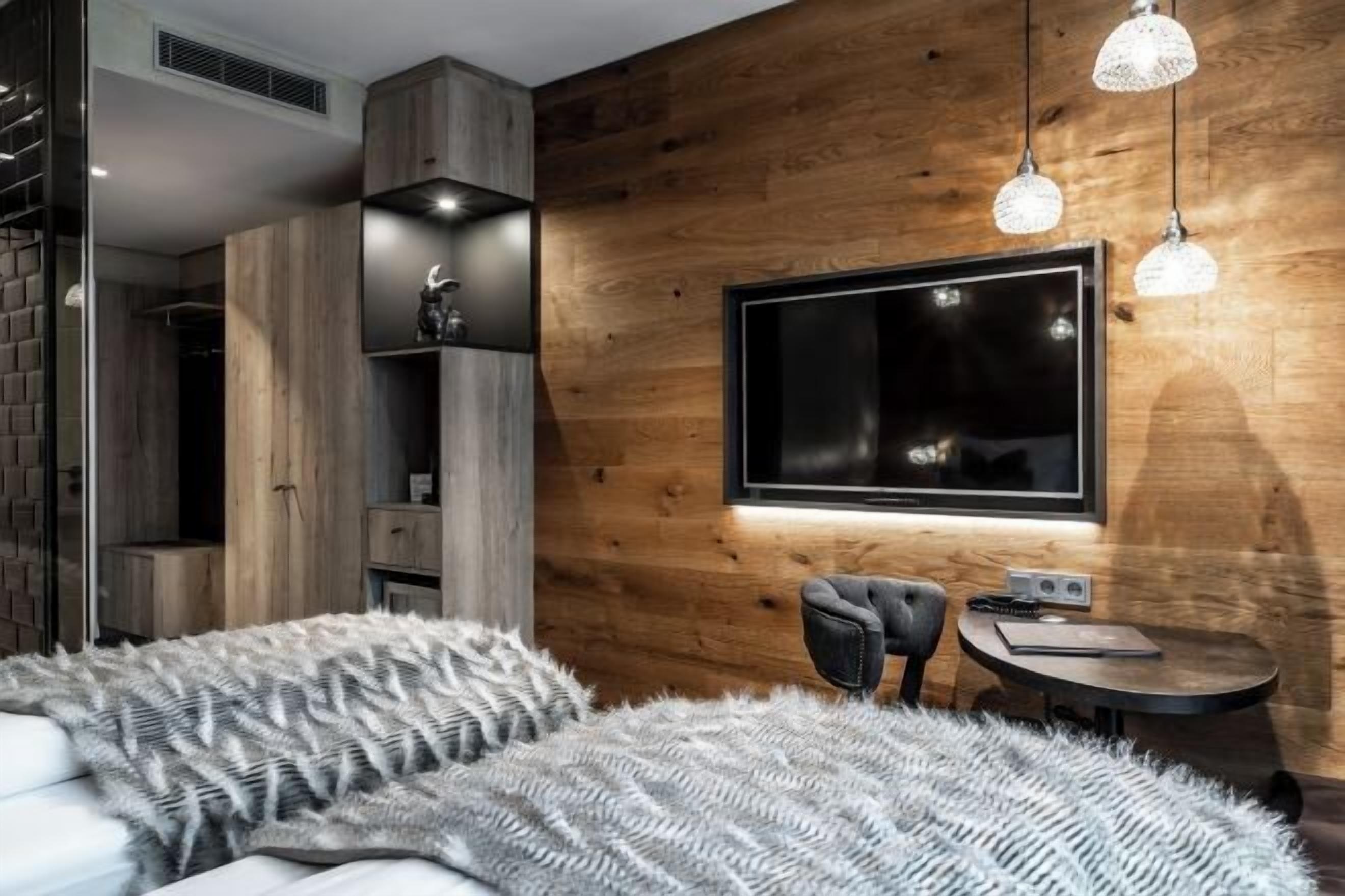 Minibar, caja de seguridad en la habitación y decoración personalizada 