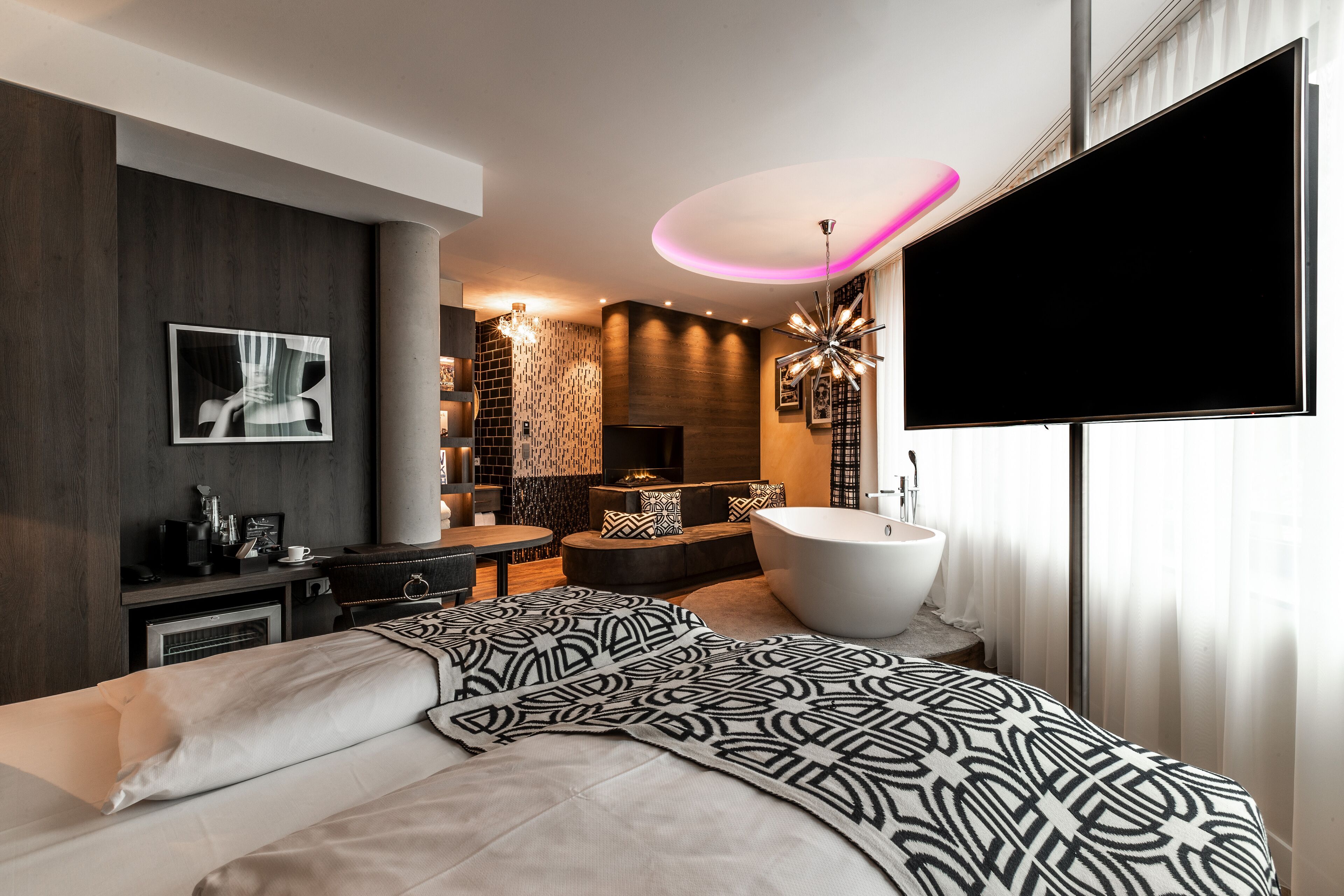 DELUXE Room | Minibar, in-room safe, individually decorated, individually furnished