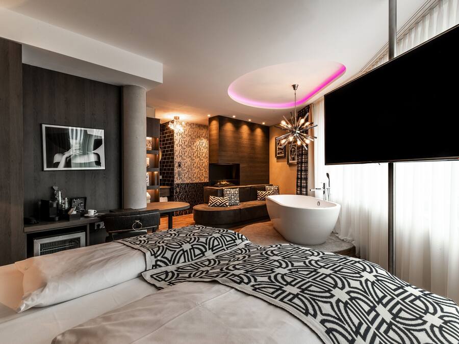 DELUXE Room | Minibar, in-room safe, desk, blackout curtains