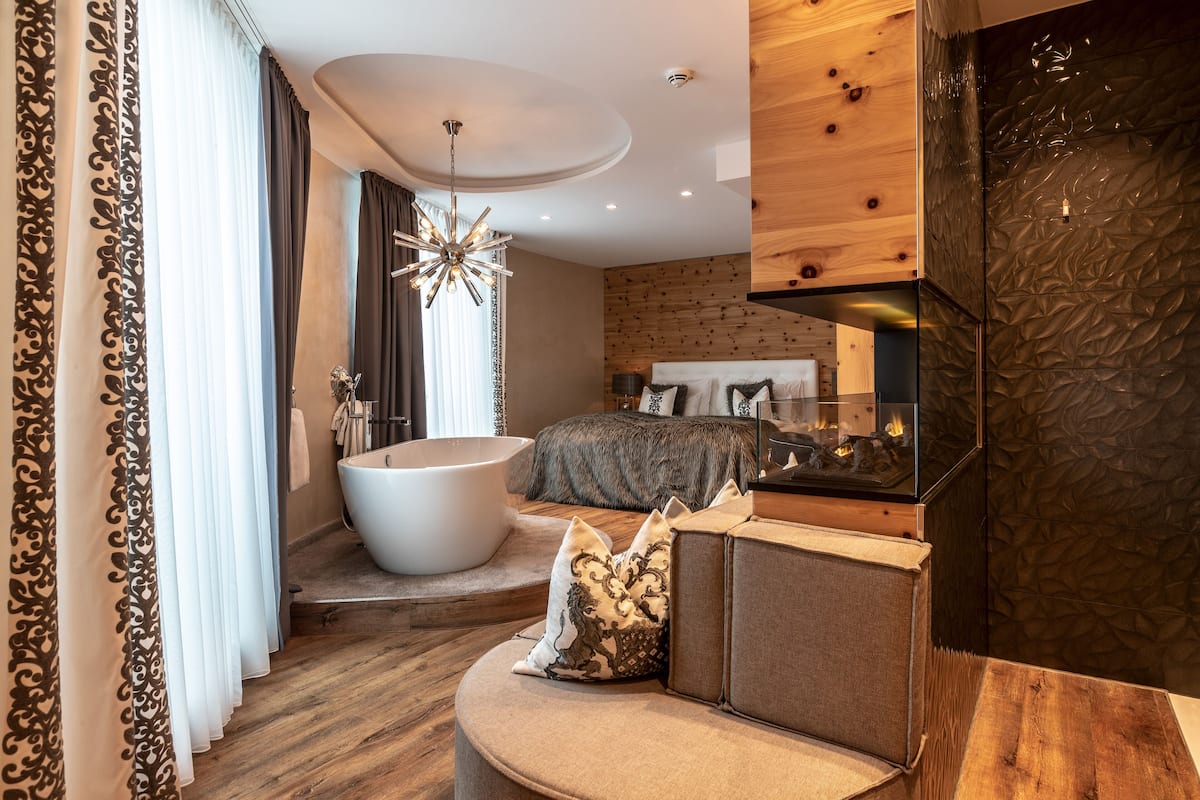 deluxe room | 1 bedroom, minibar, in-room safe, individually decorated