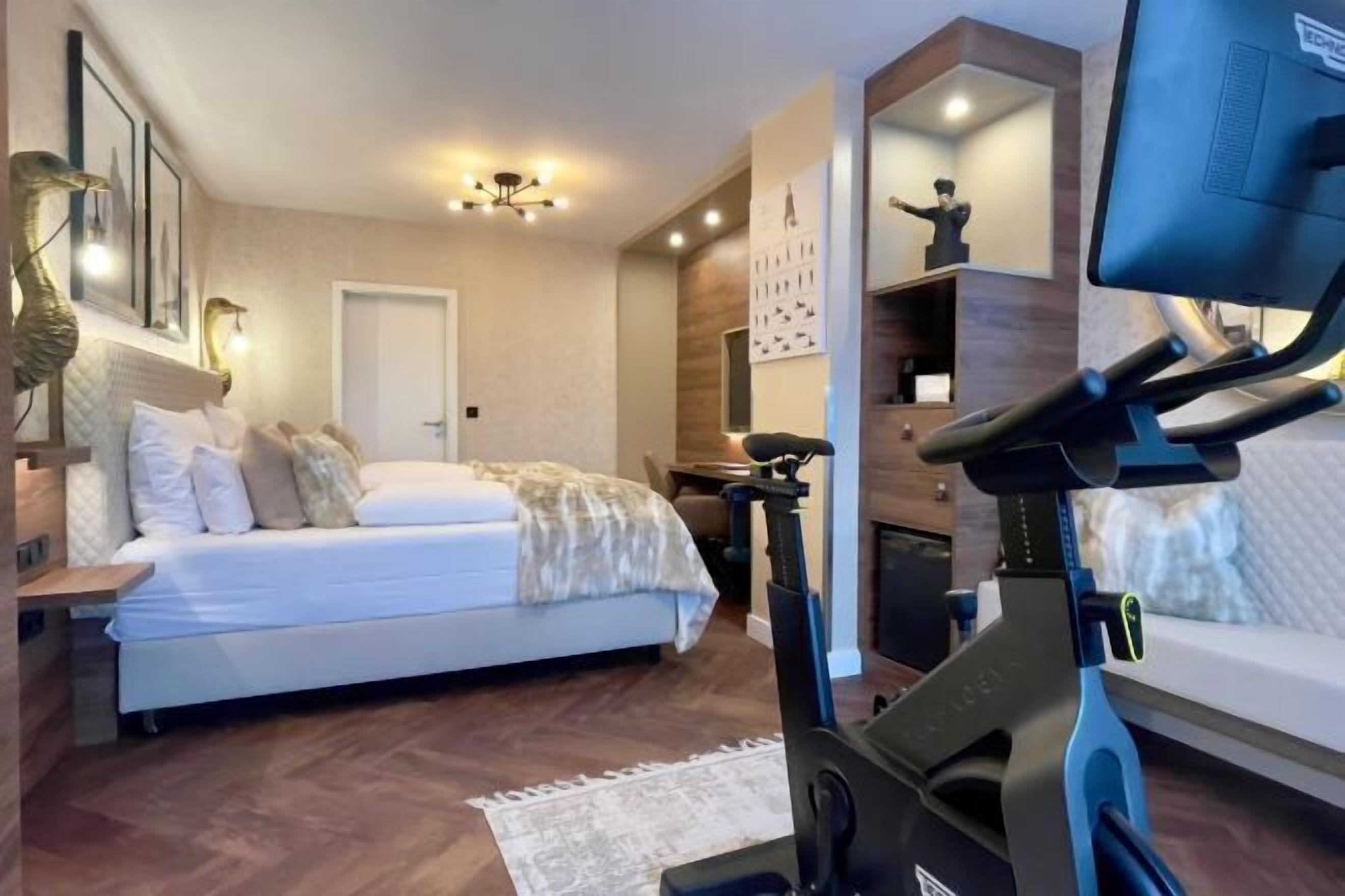 Minibar, caja de seguridad en la habitación y decoración personalizada 