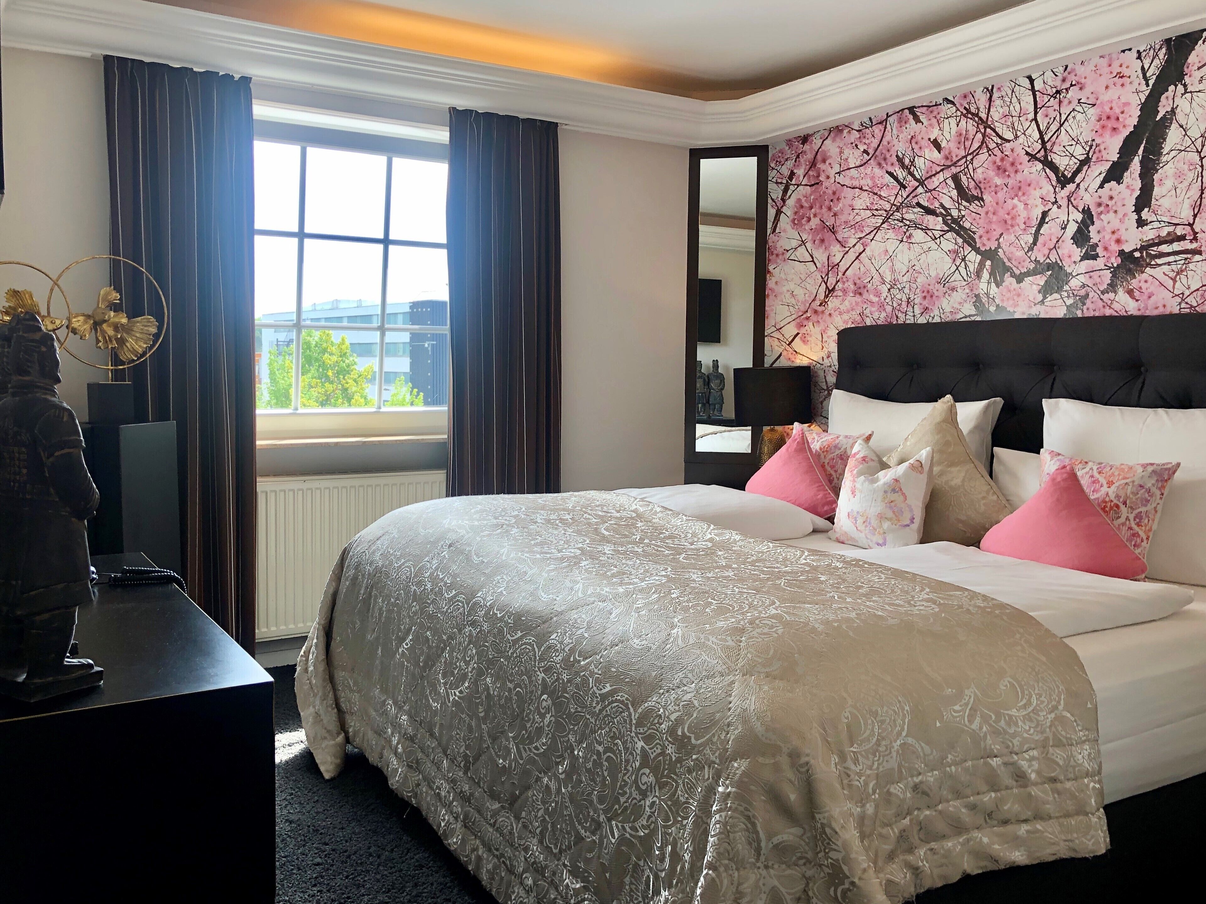 Minibar, Zimmersafe, individuell dekoriert, individuell eingerichtet