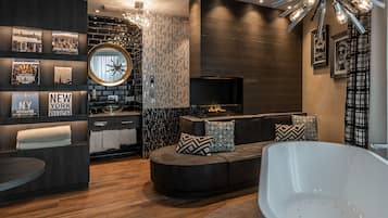 DELUXE Room | Private spa tub