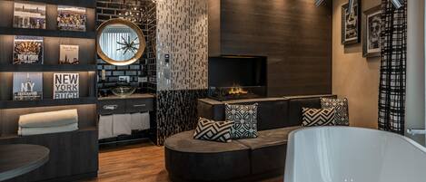 DELUXE Room | Private spa tub