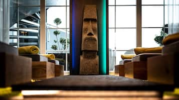 Sauna, masajes de tejido profundo, tratamientos faciales, reflexología