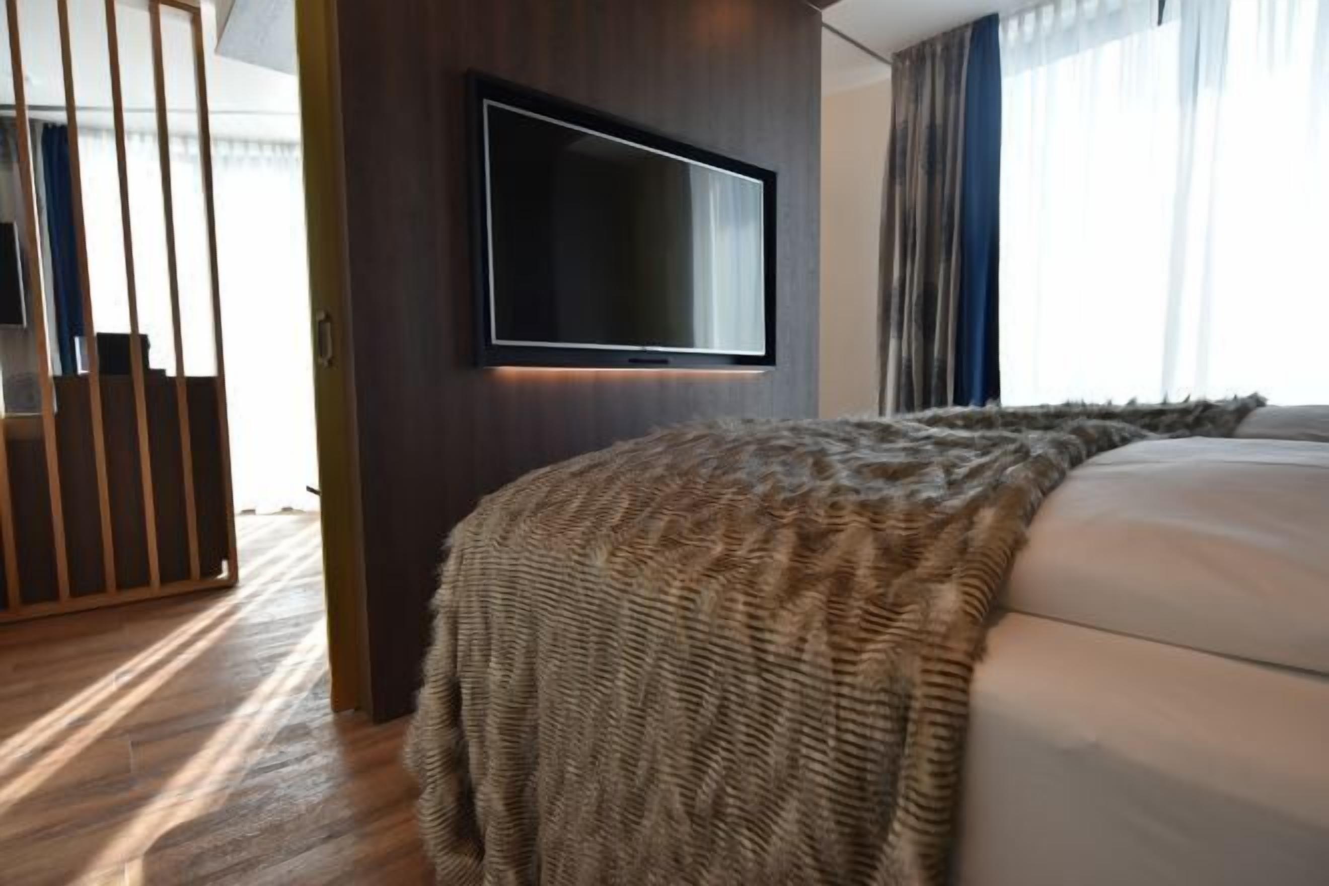 Minibar, caja de seguridad en la habitación y decoración personalizada 