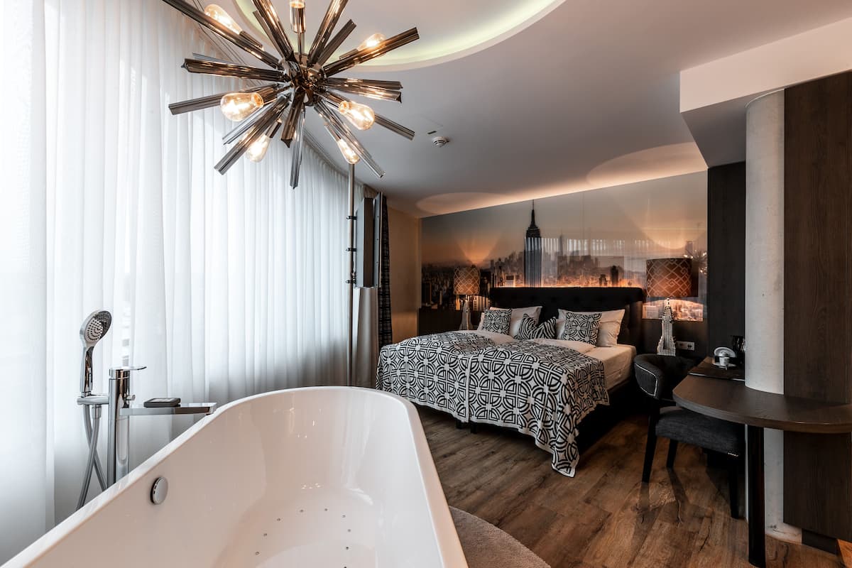DELUXE Room | Minibar, in-room safe, desk, blackout drapes
