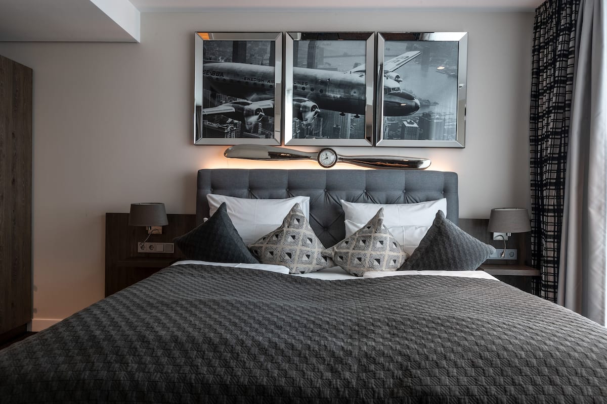 BALKONY Room | Minibar, in-room safe, desk, blackout drapes