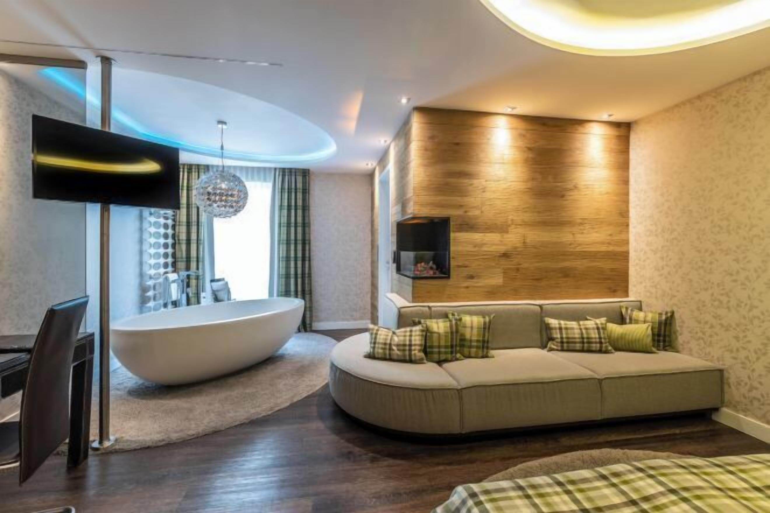 Minibar, caja de seguridad en la habitación y decoración personalizada 