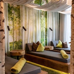 Un sauna, masajes de tejido profundo, tratamientos faciales