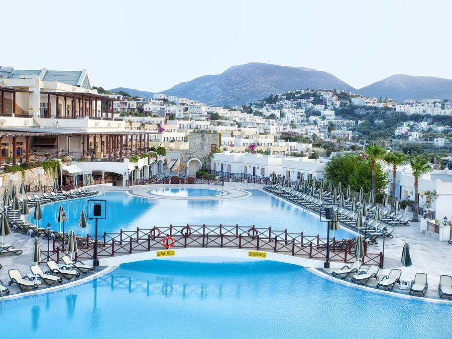 Una piscina techada, 5 piscinas al aire libre, sombrillas