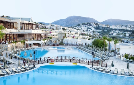 Una piscina techada, 5 piscinas al aire libre, sombrillas. Selectum Colours Bodrum