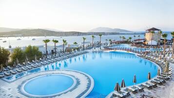 Alberca techada, 5 albercas al aire libre y sombrillas en la alberca